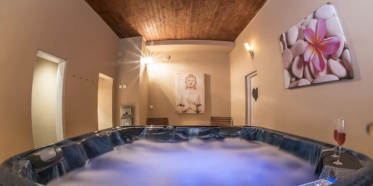 Parádní relax pro 2–4: privátní wellness s vířivkou a saunou, sekt i masáž