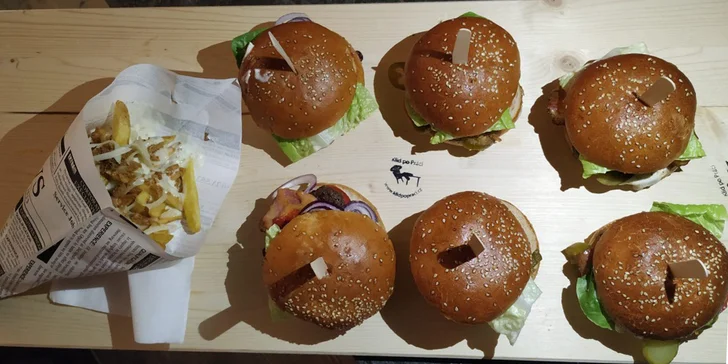 6 miniburgerů dle výběru pro dva a hranolky: fešáci s krkovicí, kuřetem i slaninou a uherskou klobásou