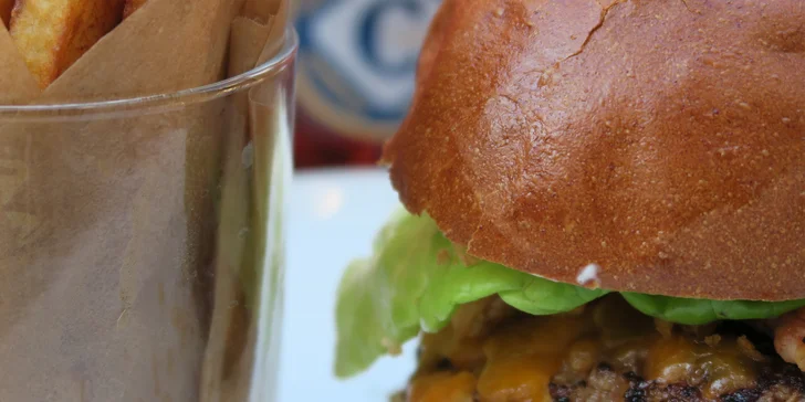 6 miniburgerů dle výběru pro dva a hranolky: fešáci s krkovicí, kuřetem i slaninou a uherskou klobásou