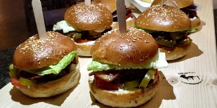 6 miniburgerů dle výběru pro dva a hranolky: fešáci s krkovicí, kuřetem i slaninou a uherskou klobásou