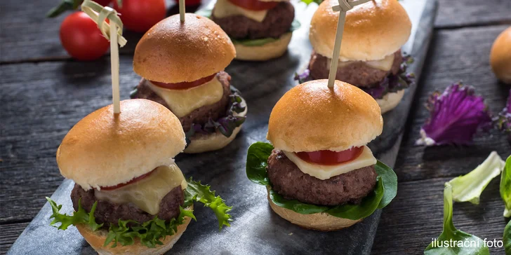 6 miniburgerů dle výběru pro dva a hranolky: fešáci s krkovicí, kuřetem i slaninou a uherskou klobásou