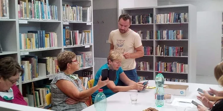 Digitální asistent pro seniory: individuální lidská pomoc s používáním počítačů a telefonů