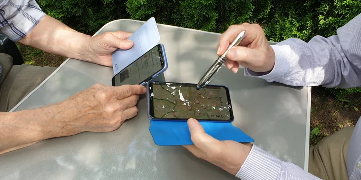 Digitální asistent pro seniory: individuální lidská pomoc s používáním počítačů a telefonů