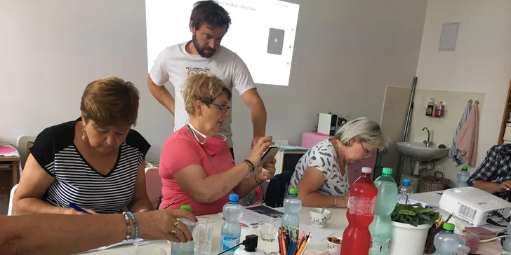 Digitální asistent pro seniory: individuální lidská pomoc s používáním počítačů a telefonů