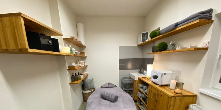 Relaxační a harmonizující rituály v Karlíně: masáž na míru, lázeň nohou i péče o pleť