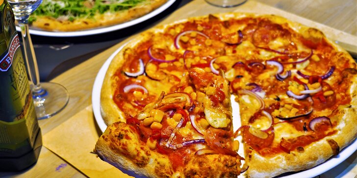 Chuť Itálie: 2 pizzy z pece na dřevo v nové restauraci v Líšni