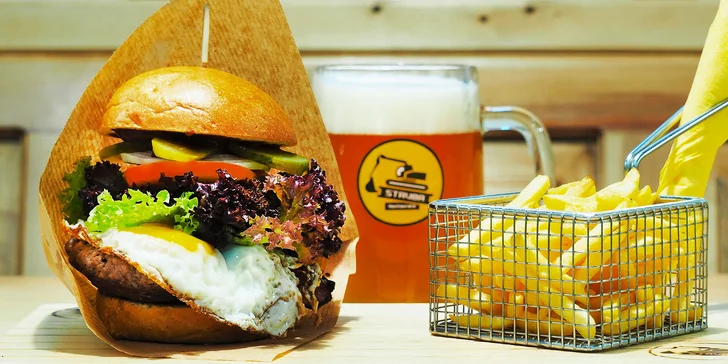 Burgerová mánie v centru Brna: burgery podle výběru z několika druhů a hranolky pro 2 až 4 osoby