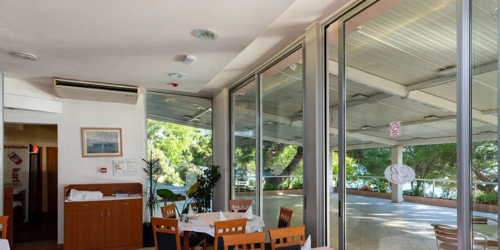 Na dovolenou do Chorvatska: hotel v Omiši blízko pláže, polopenze