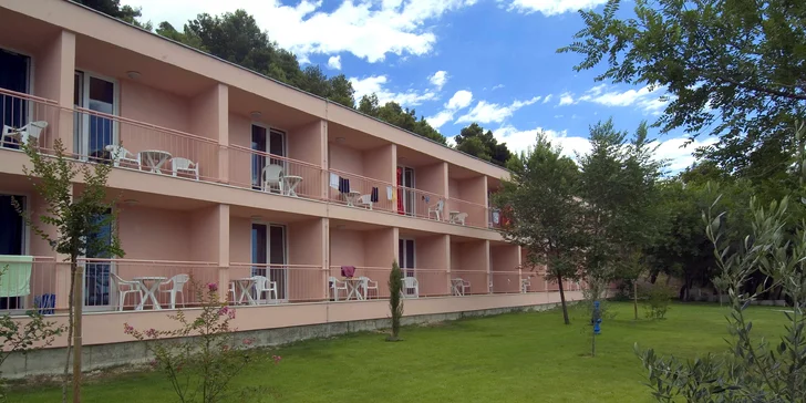 Na dovolenou do Chorvatska: hotel v Omiši blízko pláže, polopenze