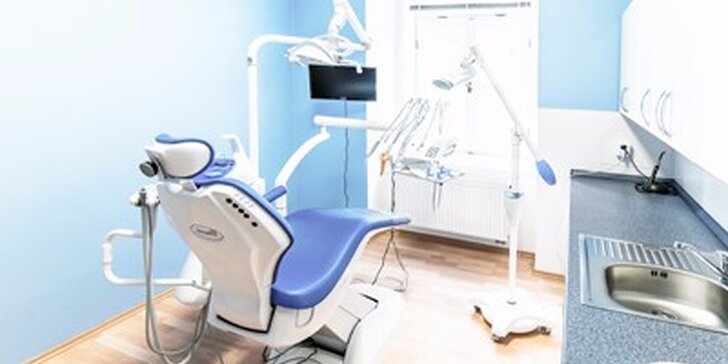 Zuby jako perličky: dentální hygiena nebo ordinační bělení zubů studeným modrým světlem