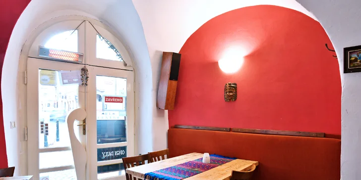 3chodové degustační menu pro dva ve španělské restauraci: kuřecí krokety, bezlepkový burger i karamelový flan