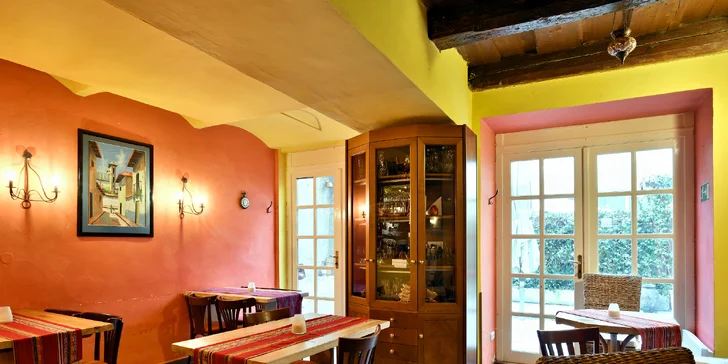 3chodové degustační menu pro dva ve španělské restauraci: kuřecí krokety, bezlepkový burger i karamelový flan