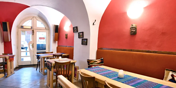 3chodové degustační menu pro dva ve španělské restauraci: kuřecí krokety, bezlepkový burger i karamelový flan