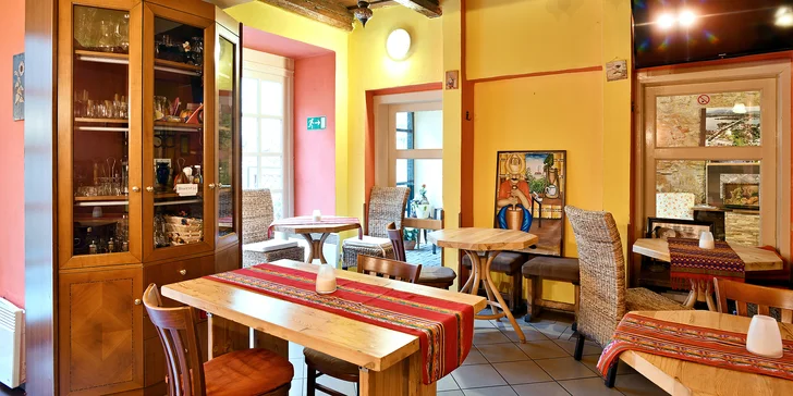 3chodové degustační menu pro dva ve španělské restauraci: kuřecí krokety, bezlepkový burger i karamelový flan