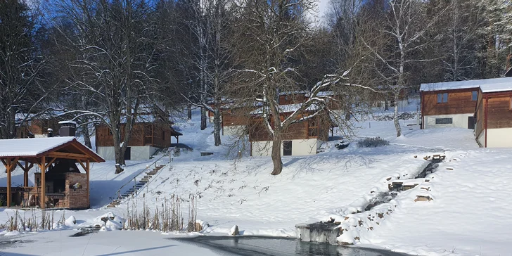 Léto v Posázaví: luxusní chatkový resort, vyhlášená restaurace i koupel v sudu
