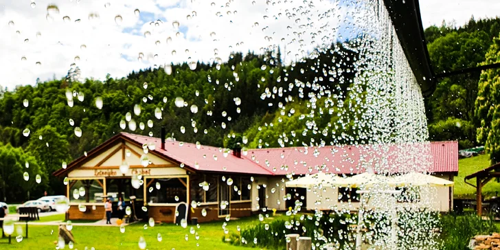 Léto v Posázaví: luxusní chatkový resort, vyhlášená restaurace i koupel v sudu