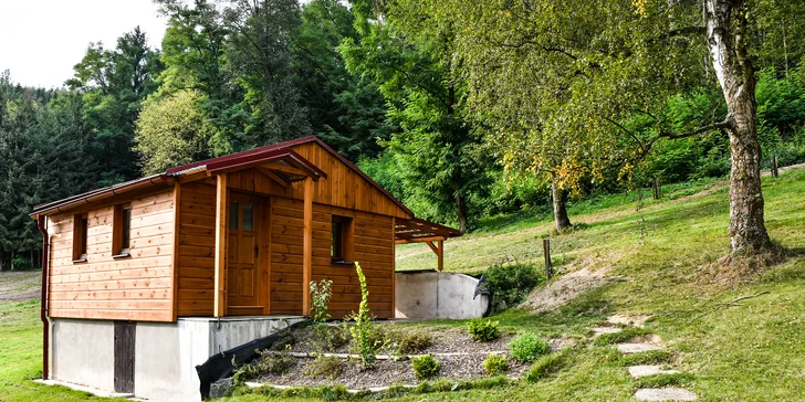 Chatky s terasou v Posázaví: snídaně, luxusní degustační večeře i privátní koupání venku s občerstvením