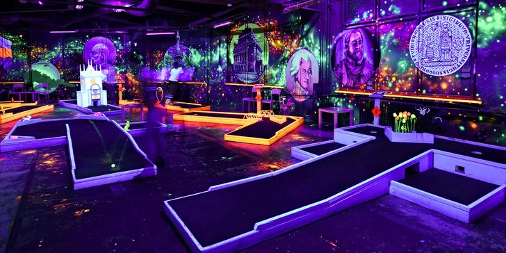 Tak trochu v jiném světle: 18jamkový neonový minigolf v centru Prahy pro jednotlivce i rodiny