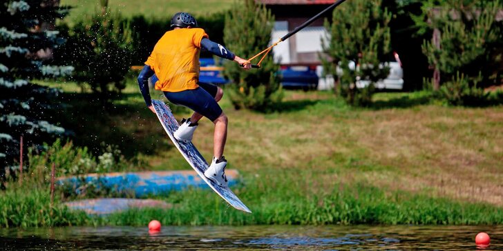 Pronájem wakeboardu pro 2–4 osoby: hodina švandy s instruktáží na Hnačovském rybníku u Klatov