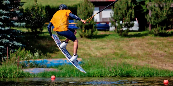 Wakeboarding pro 2–4 osoby na Hnačovském rybníku: hodina švandy pod dohledem instruktora