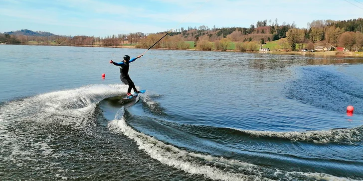 Wakeboarding pro 2–4 osoby na Hnačovském rybníku: hodina švandy pod dohledem instruktora