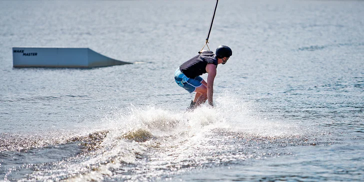 Wakeboarding pro 2–4 osoby na Hnačovském rybníku: hodina švandy pod dohledem instruktora