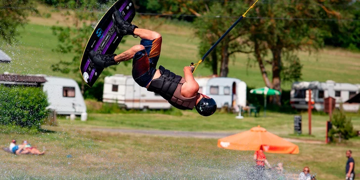 Wakeboarding pro 2–4 osoby na Hnačovském rybníku: hodina švandy pod dohledem instruktora