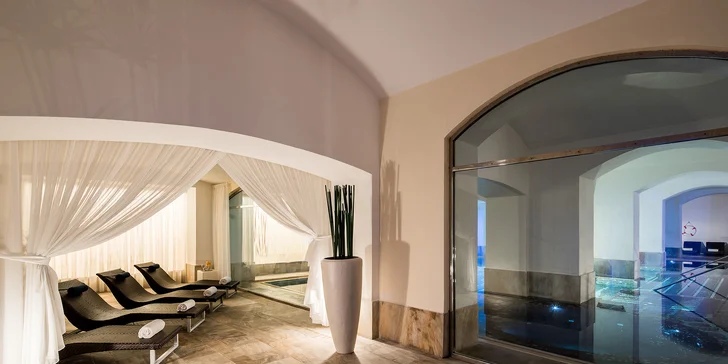 5* hotel v novorenesančním paláci v centru Prahy: luxusní pokoje, varianty se snídaní i vstupem do spa