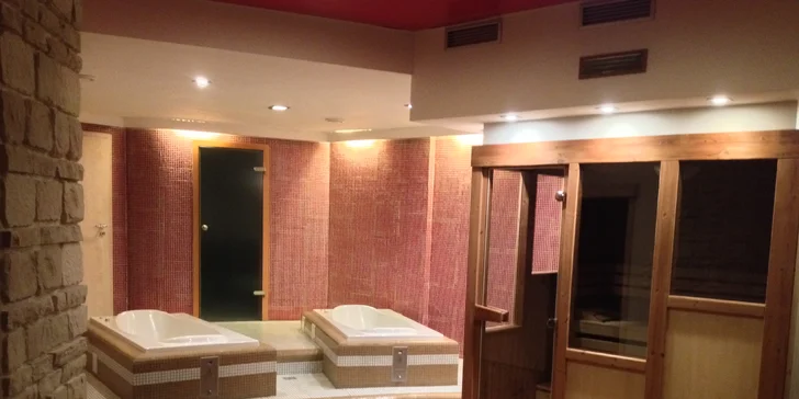 Dvě hodiny privátní relaxace až pro 4 osoby: sauna, pára i masážní vana