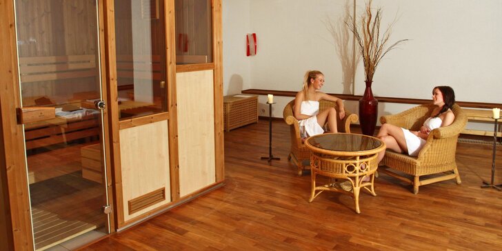 Dvě hodiny privátní relaxace až pro 4 osoby: sauna, pára i masážní vana