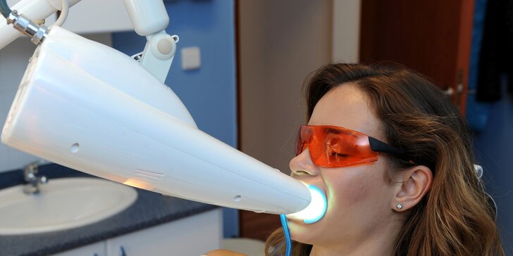 Zuby jako perličky: profesionální laserové bělení zubů studeným modrým světlem