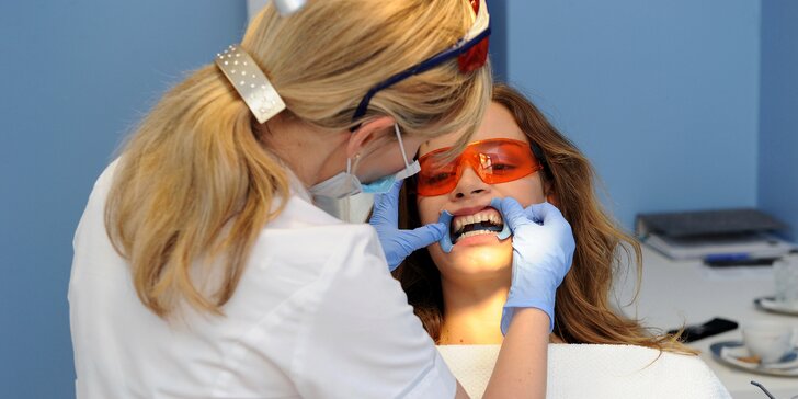 Zuby jako perličky: dentální hygiena nebo ordinační bělení zubů studeným modrým světlem