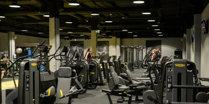 Cvičte od rána do večera: celodenní vstup do moderního fitness centra v Plzni