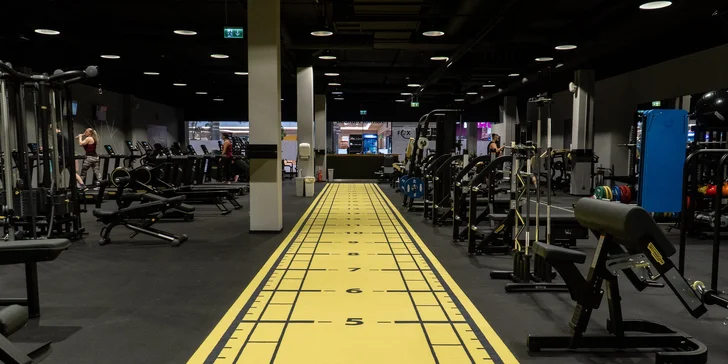 Cvičte od rána do večera: celodenní vstup do moderního fitness centra v Plzni