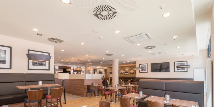 Objevte Hamburk: 3* hotel Hampton by Hilton se snídaní, 1,5 km od centra města