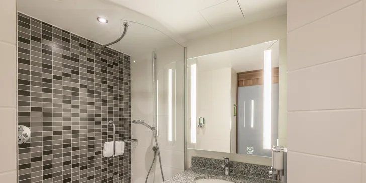 Objevte Hamburk: 3* hotel Hampton by Hilton se snídaní, 1,5 km od centra města