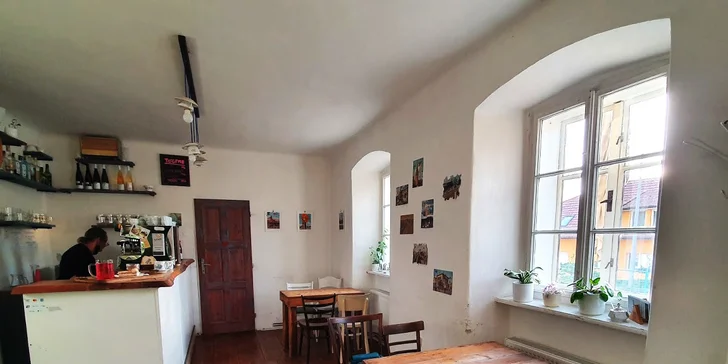 Káva dle výběru nebo bylinkový čaj a zákusek dle denní nabídky pro jednoho či dva