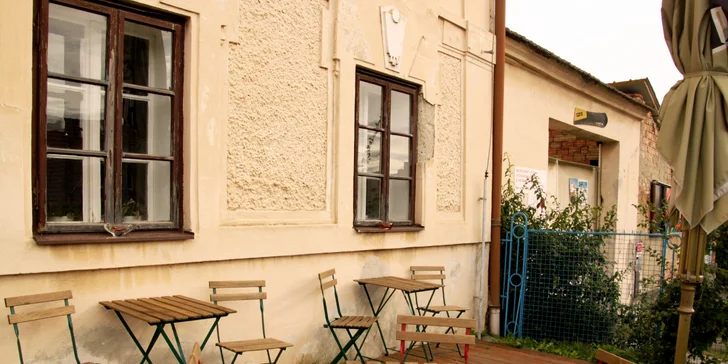 Káva dle výběru nebo bylinkový čaj a zákusek dle denní nabídky pro jednoho či dva