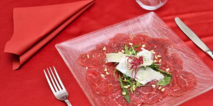 Víkendové 4chodové menu u Karlova náměstí: 2 předkrmy, kachna, steak či ryba a dezert