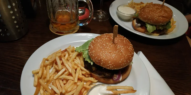 Naducané burgery s hranolky a tatarkou pro jednoho nebo pro dva
