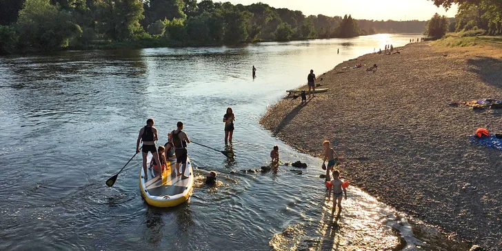 Sjíždění Labe a Ohře na paddleboardu i opékání buřtů: úseky vhodné i pro rodiny s dětmi