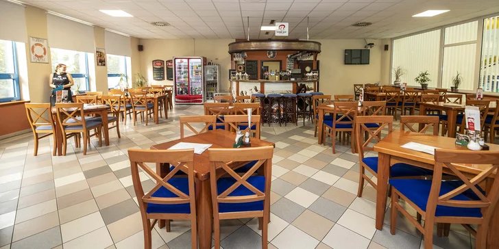 Kuřecí paličky nebo křídla s hranolky a omáčkou pro 1 či 2 osoby
