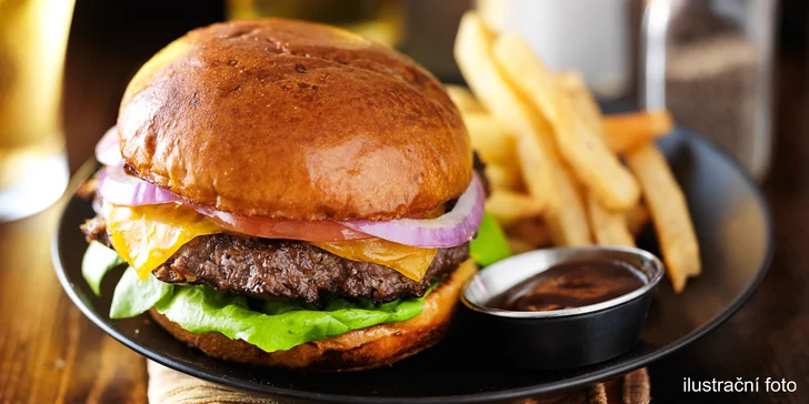 Královské burger menu z Králova Pole: 180 g masa s čedarem a slaninou, hranolky a nápoj dle výběru