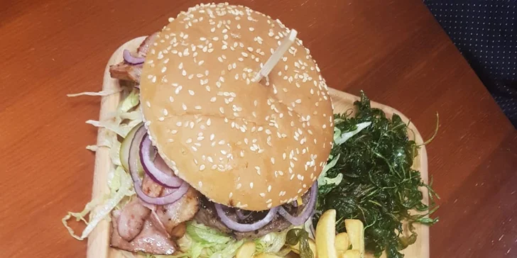 Dobře se najezte: 150g nebo 300g burger podle výběru a hranolky