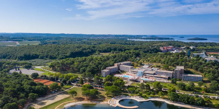 Rodinná dovolená v Poreči: 4* hotel Molindrio 300 m od pláže, bazény a wellness, polopenze, dítě zdarma