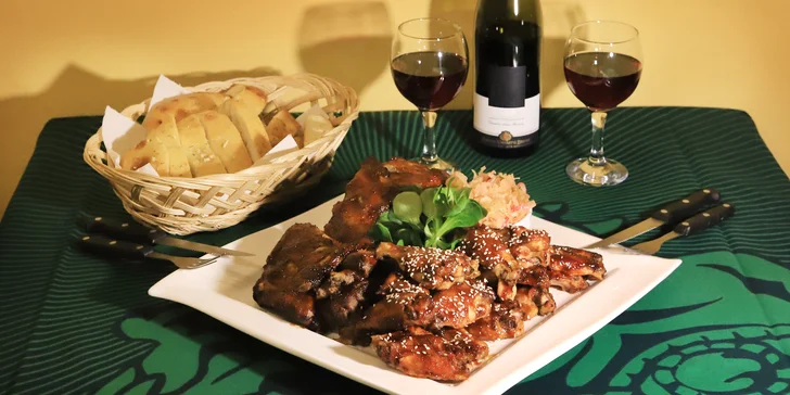 BBQ hody s dvěma kily masa. Křídla, žebra, pečivo a k tomu láhev červeného