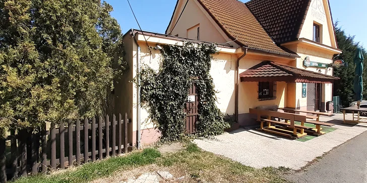 BBQ hody s dvěma kily masa. Křídla, žebra, pečivo a k tomu láhev červeného