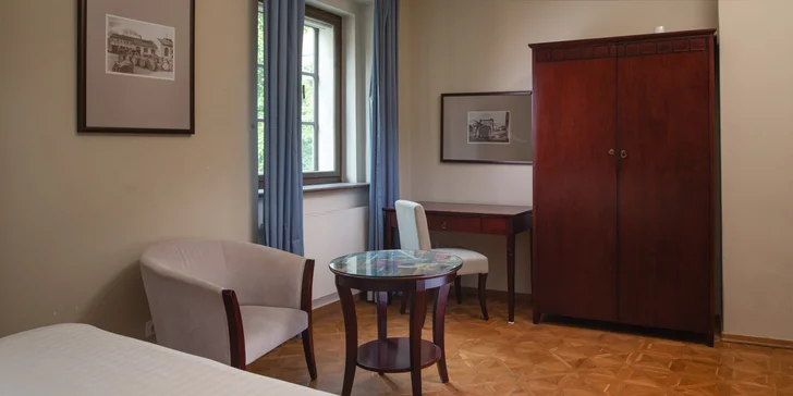 4* hotel v centru Prahy u Karlova mostu: historická budova a na pokoji naplněný minibar