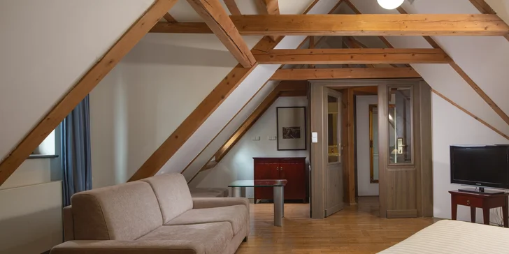 4* hotel v centru Prahy u Karlova mostu: historická budova a na pokoji naplněný minibar