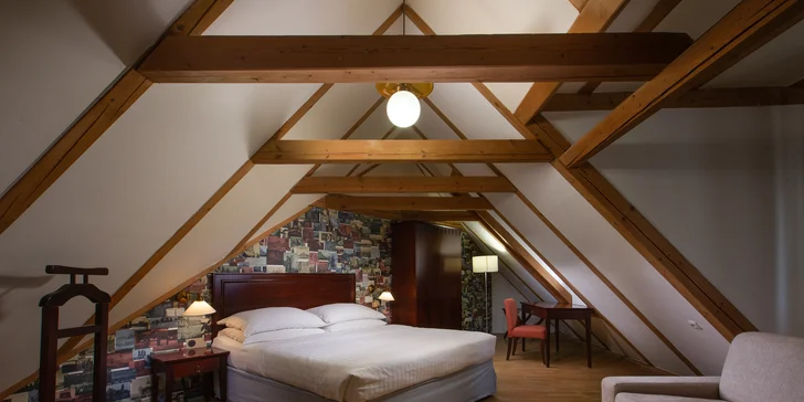 4* hotel v centru Prahy u Karlova mostu: historická budova a na pokoji naplněný minibar